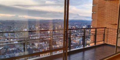 Exclusivo Apartamento en Club House – Vista Panorámica a Bogotá

Precio de arriendo: $8.900.000 mensuales (incluye administración)

Vive en un verdadero oasis de tranquilidad, seguridad y confort en uno de los conjuntos más exclusivos del sector: Sierras del Este. Este espectacular apartamento de 180 m² está ubicado en un conjunto cerrado tipo Club House, ideal para quienes buscan calidad de vida, rodeados de naturaleza y con una vista inigualable de Bogotá.

Características del apartamento:

Área construida: 180 m²

4 habitaciones (principal con baño en suite y walk-in closet)

4 baños elegantes y funcionales

Sala y comedor con excelente entrada de luz natural

Cocina integral moderna

Zona de ropas independiente

2 parqueaderos privados

Espacios diseñados para la familia:

El conjunto cuenta con amplias zonas verdes, parques infantiles y vigilancia 24/7, ofreciendo un entorno seguro y entretenido para toda la familia, especialmente para los más pequeños.

Amenidades del conjunto:

Club House con:

Piscina

Gimnasio

Sauna

Salón social

Mini supermercado dentro del conjunto

Transporte exclusivo para residentes (con rutas hacia y desde la Carrera Séptima)

Senderos peatonales y zonas recreativas

Vista panorámica única de la ciudad de Bogotá

Un lugar exclusivo donde comodidad, seguridad y naturaleza se encuentran con una vista privilegiada. ¡Contáctanos y agenda tu visita!
