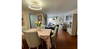 area 116 mts, piso alto exterior, tres habitaciones, la principal con baño privado, dos baños completos, sala comedor con chimenea, baño social, cocina cerrada, zona de lavandería, cuarto y baño de servicio, 2 Parqueaderos en línea, 1 Depósito canon incluida la administración. apts c-dos 
