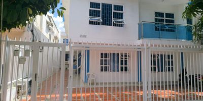 espectacular casa, de 2 pisos los cuales son distribuidos asi: primer piso sala comedor, cocina integral, baño, patio, segundo piso, tres habitaciones, balcon , 2 baños , encortinado, la casa cuenta con ecxelente iluminacion, ventilacion y gran amplitud. cerca de colegios, universidades, transporte publico etc...