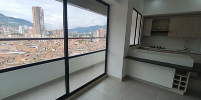 Codigo 29228. Apartaestudio en arriendo ubicado en Bello sector FabricatoCaracterísticas principales: • 1 habitación con vestier y baño privado • 2 baños • Sala–comedor con excelente iluminación • Balcón • Zona de ropas • Cocina integral abierta con cubierta a gas y campana • Mesón en quarztone • Parqueadero sencillo + cuarto útil • Red de gas • Servicios públicos completos Descripción: Este apartaestudio  ubicado en el renovado sector de Fabricato – Bello, ofrece modernidad, comodidad y un estilo de vida práctico sin renunciar a excelentes zonas sociales. La zona social se integra en una sala–comedor luminosa que conecta con un balcón perfecto para disfrutar del aire fresco. La cocina abierta cuenta con acabados modernos, cubierta a gas, campana y mesón en quarztone.La habitación principal incorpora vestier y baño privado, brindando privacidad y confort. Además, el inmueble incluye un baño social, zona de ropas y parqueadero sencillo con cuarto útil.Entorno: – A pocos metros del Centro Comercial Fabricato – Cerca de Postobón y zonas empresariales – Excelente transporte y múltiples opciones comercialesZonas comunes: Portería 24/7, coworking, parque infantil, salón de juegos para niños, cancha, gimnasio, salón social, piscina para adultos y niños, zonas verdes, zona de mascotas y parqueaderos de visitantes. Torre con 2 ascensores.Notas: • Canon: $2.300.000 (no incluye administración) • Inmueble nuevo