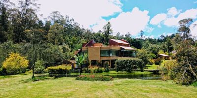 ESPECTACULAR CASA CAMPESTRE EN VENTA O ARRIENDO – VEREDA EL HATO, SECTOR LA RAMITA, LA CALERA

Ubicada en una zona privilegiada de La Calera, esta propiedad ofrece privacidad, comodidad y un entorno natural único, a pocos minutos de Bogotá.

Especificaciones del inmueble:

Área total del lote: 15.090 m²

Área construida: 907 m²

478 m² de casa principal

160 m² de terrazas

260 m² de parqueadero adoquinado

Distribución:

5 habitaciones, cada una con baño independiente

Habitación y baño de servicio

Habitación principal con walk-in closet y baño con jacuzzi

Baño social para visitas

Cocina completamente equipada: horno eléctrico, lavavajillas y horno de ladrillo

Casa independiente para mayordomo

Planta automática de tratamiento de agua

Pórtico de acceso con puerta eléctrica

Precio de venta: $2.900.000.000 (negociable)
Valor de arriendo mensual: $9.700.000

Una propiedad ideal para quienes buscan tranquilidad, exclusividad y contacto con la naturaleza, sin sacrificar confort y accesibilidad.

Contáctanos para más información o para agendar una visita.