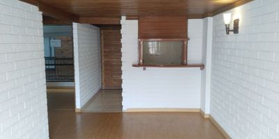 ¡Bienvenido a tu nuevo hogar!

Descubre este acogedor apartamento en arriendo, ideal para quienes buscan comodidad, buena ubicación y un espacio moderno pensado para el bienestar.

Características principales:

2 habitaciones perfectas para el descanso

1 baño amplio y funcional

1 parqueadero privado

46 m² muy bien distribuidos

Sobre el edificio:
Aunque cuenta con más de 30 años de construido, hace 6 años se realizó una renovación completa de la parte eléctrica e hidráulica, además del cambio de ascensores y zonas comunes.
Gracias a esta remodelación integral, el edificio ofrece las ventajas de una construcción sólida con la funcionalidad y apariencia de uno moderno, como si tuviera solo 6 años.

Ubicación:
En una excelente zona residencial, con vías principales cercanas, fácil acceso al transporte público y todos los servicios a tu alcance.
Este apartamento combina confort, practicidad y estilo, dentro de un edificio renovado que garantiza seguridad, eficiencia y valor de inversion