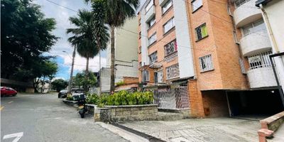 Este hermoso apartamento para alquiler se encuentra ubicado en la vibrante ciudad de Medellín, Antioquia. Con un área total de 70 M2, este inmueble cuenta con todas las comodidades necesarias para una vida cómoda y confortable. Su área construida de 70 M2 está distribuida de manera eficiente, ofreciendo un espacio amplio y bien distribuido para cada una de sus funciones.

Al ingresar a este apartamento, encontrarás una amplia sala de estar con un moderno balcón, perfecto para disfrutar de las vistas de la ciudad y disfrutar del aire fresco. El área de cocina es de estilo americano y está equipada con todos los electrodomésticos necesarios para preparar tus comidas favoritas. Además, cuenta con una barra que separa perfectamente los espacios, brindando un toque de elegancia y modernidad.

Este apartamento cuenta con 2 cómodas alcobas amplias 2 baños, parqueadero privado cubierto y cuarto útil. En cuanto a sus características externas, este apartamento está ubicado en un sector privilegiado Buenos Aires. Con acceso pavimentado y cercano a centros comerciales, colegios y universidades, tendrás todo lo que necesitas a solo unos minutos de tu hogar. Además, cuenta con portería y recepción, así como vigilancia las 24 horas, lo que te brindará una sensación de seguridad y tranquilidad.

La zona residencial en la que se encuentra este apartamento es tranquila y pacífica, perfecta para aquellos que buscan un ambiente acogedor y familiar. Además, cuenta con servicios médicos cercanos, así como hermosos jardines y colegios, que lo convierten en un lugar ideal para vivir en familia.

Si eres amante de la buena comida y la vida social, este apartamento también es perfecto para ti. Se encuentra cerca de una gran variedad de restaurantes y tiendas de barrio, así como de una zona comercial con una amplia oferta de entretenimiento. También hay una parada de transporte público cercana, lo que te permitirá desplazarte fácilmente por la ciudad.

No pier