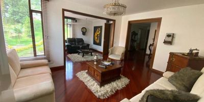 Descubre la elegancia y comodidad en este exclusivo apartamento en venta. Con 3 habitaciones y 3 baños, este espacioso inmueble de 150 metros cuadrados ofrece un ambiente de lujo y confort. Además, cuenta con 2 parqueaderos para tu conveniencia. Ubicado en una zona privilegiada, este hogar es ideal para quienes buscan calidad de vida. No pierdas la oportunidad de adquirir este tesoro por $720,000,000. ¡Haz de este lugar tu nuevo hogar!
Informes Maria del Pilar Medina