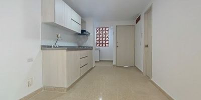 Apartamento interno con muy bonitos acabados y muy iluminado a tan solo 1 cuadra del parque principal de Sabaneta y Centro Comercial Aves María.