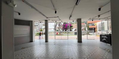 Arriendo espectacular local comercial, ubicado estratégicamente en una zona con alta afluencia, rodeado de otros locales que potencian el flujo de clientes. Excelente oportunidad para establecer tu negocio en un lugar privilegiado y con gran visibilidad.

Informes Maria del Pilar Medina