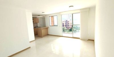 Codigo 29231. Apartamento en arriendo ubicado en Itagui sector SuramericaCaracterísticas principales: • 3 habitaciones (principal con vestier y baño privado) • 2 baños • Sala–comedor con muy buena iluminación • Balcón con vista despejada • Zona de ropas independiente • Cocina integral abierta • Mesón en acero inoxidable • Parqueadero sencillo + cuarto útil • Red de gas • Servicios públicos completos Descripción: Este apartamento ubicado en una de las unidades residenciales más apetecidas de Itagüí gracias a su entorno tranquilo, seguro y altamente conectado, ofrece un diseño funcional y espacios cómodos.La zona social integra sala–comedor con acceso directo al balcón, ideal para disfrutar de la vista y ventilación natural. La cocina abierta cuenta con mesón en acero inoxidable, cubierta a gas y campana, además de zona de ropas independiente.La habitación principal dispone de vestier y baño privado, mientras que las habitaciones auxiliares cuentan con clóset y excelente iluminación. Es un inmueble perfecto para quienes buscan comodidad, buena distribución y cercanía a múltiples servicios.Entorno: – Mall Suramérica – Mall Olivo – Colegio Salvatorianos – Excelentes rutas de transporte y conexión vialZonas comunes: Portería 24 horas, parque infantil, piscina para adultos y piscina para niños. Torre con 2 ascensores.Notas del asesor: • Canon: $2.350.000 (no incluye administración) • Llave con propietario