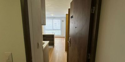 Excelente apartamento ubicado en el exclusivo sector de SALITRE, una de las zonas de mayor valorización y desarrollo en la ciudad. Su estratégica ubicación te permite estar a pocos minutos de los principales centros comerciales como CENTRO COMERCIAL SALITRE. además de contar con fácil acceso a importantes vías como la boyaca hacia el norte y la esperanza al norte. Al ingresar, te recibirá una luminosa zona social que integra una sala pequeña con barra para optimizar espacios modernos cocina abierta  estilo americano, ideal para compartir en familia o con amigos. El apartamento dispone de tres acogedoras alcobas con clóset, un baño. y una zona de ropas cerrada. ¡No dejes pasar la oportunidad de vivir con estilo, confort. Cod: 5208