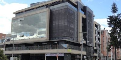 EXCELENTE UBICACION  E ILUMINACION, OFICINA QUINTO PISO EXTERIOR. SOBRE LA AV. 116 KRA. 17A. UN ESPACIO, UN BAÑO, UN DEPOSITO SOBRE EL BAÑO. EL GARAJE CON DUPLICADOR. ZONAS COMUNES TERRAZA, SALON PARA CONFERENCIAS, RESTAURANTES, BAÑOS PUBLICOS PARA HOMBRE, MUJER Y DISCAPACITADOS. PISO EN CERAMICA. 