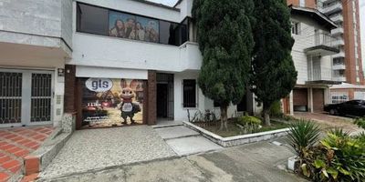 se arrienda hermosa casa grande unifamiliar cerca al  éxito de Colombia, y estación del metro estadio, casa que sirve tanto para vivienda como para comercio por sus amplios espacios, se compone de 3 salas mas 1 salón pequeño,comedor, cocina integral, 6 alcobas amplias, 4 baños,  3 patios, terraza amplia, parqueadero doble lineal cubierto con control electrónico, mas un parqueadero descubierto, la casa cuenta con un buen frente. pide el vídeo al asesor 