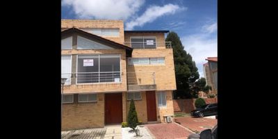 Casa de 174 m2 de 3 niveles remodelada.

Primer piso: Sala comedor con chimenea, estudio y baño social, cocina abierta, zona de ropas, patio con zona verde y BBQ. 

Segundo piso: Sala de star amplia, Alcoba No 1 con baño privado y balcón con vista interior. Alcoba No 2 con baño privado, Walking closet y vista exterior al interior del conjunto, closet de linos. 

Tercer piso: Alcoba principal con Walking closet, baño con tina, terraza amplia con vistas al interior del conjunto. 

El conjunto cuenta con seguridad 24 7, cancha de squash, dos salones sociales, cancha múltiple, parque infantil, sendero peatonal, planta eléctrica y tanques de agua reserva. 

Cerca al McDonald’s de la avenida pradilla, Centro Comercial Centro Chia y Fontanar. 

Canon con administración $5.500.000 
