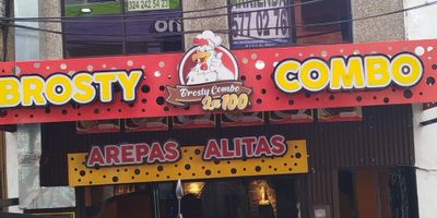 Inmueble ubicado en el sector de Santa Cruz, sobre la calle 100, este cuenta con buenos espacios y una buena ruta de acceso.
3 alcobas
1 baño
sala comedor
cocina sencilla (sin estufa)
zona de ropa