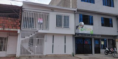 Arriendo apartamento en segundo piso, barrio Simón Bolívar – Jamundí.
Apartamento con excelentes acabados, muy iluminado y en zona residencial tranquila cerca al centro. Consta de sala comedor, cocina abierta con espacio para instalar estufa a gas, dos alcobas con closet, dos baños, patio de luz, patio con zona de ropas y parqueadero para moto. Una excelente opción para quienes buscan comodidad, buena distribución y fácil acceso a transporte y comercios.

