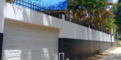 Distribución del inmueble – Área total: 230 m²

Primer piso:
Amplia sala y comedor integrados, baño social, estudio de gran tamaño, cocina funcional, cuarto de servicio y garaje. También cuenta con una enramada ideal para el parqueo adicional de vehículos.

Segundo piso:
Acogedora sala de estar para TV, tres habitaciones, incluida la habitación principal con baño privado, además de un baño auxiliar para las demás alcobas. Cod: 905