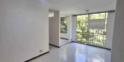 Codigo 29234. Apartamento en arriendo ubicado en Medellin sector CalasanzCaracterísticas generales: • 2 habitaciones (principal con baño privado) • 2 baños • Estudio / biblioteca • Balcón • Zona de ropas • Parqueadero sencillo Descripción del inmueble: Este apartamento ubicado en un conjunto tranquilo y rodeado de naturaleza, ofrece espacios cómodos y funcionales. La zona social integra sala–comedor con acceso al balcón, generando iluminación natural y una agradable ventilación.Cuenta con un estudio ideal para trabajo en casa, zona de ropas independiente y una cocina abierta integral con cubierta eléctrica y campana extractora.La habitación principal dispone de clóset y baño privado, mientras que la habitación auxiliar también incluye clóset y buena entrada de luz. Su distribución es práctica y brinda un ambiente acogedor perfecto para parejas, familias pequeñas o quienes valoran vivir en un sector residencial y de fácil acceso. Zonas comunes del conjunto: – Portería 24 horas – Salón social – Zona BBQ – Piscina para adultos y niños – Turco – Zonas verdes – Huerta – Zona de mascotas – Parqueadero de visitantes – Kiosko El edificio no cuenta con ascensor.Ubicación y entorno: Cercano a: Mall Santana, Dollar City, Tiendas D1 y el Refugio Santa Ana. Excelente conectividad vial y oferta de comercio y servicios.