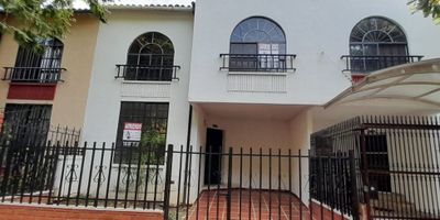 Arriendo casa de dos pisos en Solar de las Garzas , Jamundi. La casa cuenta en el primer piso con sala comedor, cocina con estufa a gas, patio de ropas, patio estadero, antejardin con paqueadero para un vehiculo, baño social. En el segundo piso tiene cuatro alcobas, tres closet, dos baños. Ubicada cerca al centro comercial Alfaguara, Exito WAO, Chipaya Plaza, supermercado La Grancolombia. 
