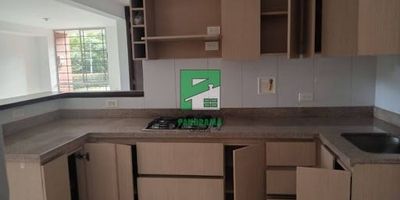 Arriendo casa en la Urbanización Ipanema, san Antonio de Pereira Rionegro, Ant, ubicado a 5 minutos del parque principal de san Antonio, vías alternas con fácil acceso a transporte publico, a tan solo 10 minutos del Parque Recreativo Comfama, cerca a la clínica Somer y City medica, a supermercados, droguerías, excelente ubicación. Para mayor información comunicarse con Inmobiliaria Panorama de Oriente al 6046147474 o WhatsApp 3202566061, 3013487031, 3007888579