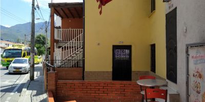 Casa en alquiler en Girón, Santander, con 94.25 m² de área total y 250 m² construidos. Cuenta con 4 habitaciones, 2 baños, garaje y una zona privada de 89.38 m². Es amplia, cómoda y perfecta para familias.
Admite mascotas y tiene servicios básicos como agua y luz.
Ubicada en una zona estratégica, cerca de colegios, universidades y comercios, ideal para vivir con tranquilidad y fácil acceso a todo.
Contáctanos para más información o agendar tu visita. ¡Te encantará!
