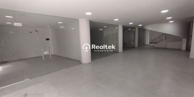 Se arriendan 17 locales comerciales nuevos y remodelados, ubicados en un edificio con excelente ubicación en el Centro de Barranquilla, sobre la Carrera 43, una de las zonas más comerciales y transitadas de la ciudad. Espacios disponibles desde 23 hasta 39 m², cada uno con medidor de servicios independiente, ideales para todo tipo de negocio. Canon de arrendamiento desde: $60.000 por metro cuadrado + IVA.
