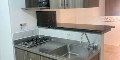 Acogedor apartamento en Pilarica, ubicado en unidad cerrada con excelente tranquilidad y seguridad. Cuenta con 1 alcoba, 1 baño y 40 m² bien distribuidos. Su ubicación es estratégica, a pocos minutos del ITM y Pascual Bravo, con fácil acceso a transporte y servicios. Ideal para vivir o invertir.