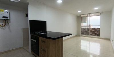 Arriendo Bello Apartamento Navarra, en unidad, estrato 3, cómodo acogedor, con un área de 54 m2, cuenta con 2 alcobas con closet, 1 baño cabinado, sala comedor, estudio, cocina integral con anaqueles superiores e inferiores, extractor, horno y estufa, barra tipo americana, zona de ropas, red de gas, calentador, piso en cerámica, la unidad cuenta con: portería 24 horas, parqueadero de visitantes, piscina, salón social, canchas, gimnasio, zona bbq, jacuzzi, juegos infantiles, parquesito, cerca de restaurantes, supermercado, D1, Fácil acceso a rutas de buses