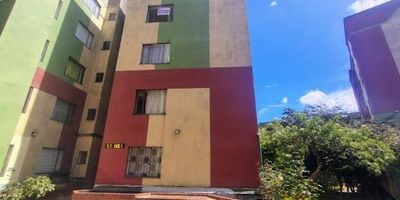 Acogedor apartamento en Pío XII Américas, ubicado en el conjunto cerrado Parques de Castilla, con excelente accesibilidad gracias a su cercanía a la Avenida de las Américas, el Centro Comercial Tintal y la Avenida Ciudad de Cali. El sector ofrece amplias zonas verdes y parque infantil, ideales para el disfrute familiar. El apartamento cuenta con gran iluminación natural, buenos acabados y una distribución funcional conformada por sala comedor, tres alcobas con closet la principal con baño privado, cocina integral con gas natural y parqueadero cubierto. Cualquier información adicional contáctenos al número 3176478842 o al correo electrónico david.vargasinmobiliariabogota.com El equipo de Inmobiliaria Bogotá está comprometido a brindar una experiencia de vida excepcional para nuestros clientes desde el momento en que se unen a nuestra comunidad.