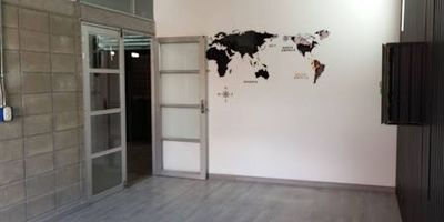 BEMSA arrienda bodega en el piso 201 en belen en uno de los sectores mas colmerciales como lo es el sector de belen rosales , cerca ala metro plus y vias principales la bodega cuanta con 222 m2 con capacidad de carga de 500kgs m2 altura libre a vigas por de bajo de los 3,50 ,, tiene baño .cuarto util y cocineta para mas in llamar al 3127624303 