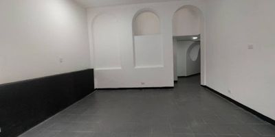 LOCAL EN ARRIENDO UBICADO EN EL RINCÓN DE CHICO - CHAPINERO de 64.7 m² más un área de antejardín de 18,45 m² total de 83.5 M2 $3.914.350 más IVA (sin uso o aprovechamiento de antejardín.) $4.218.775 más IVA (con aprovechamiento de antejardín.) excelente distribución de los espacios, iluminación y ventilación natural, batería de baños. Su ubicación te permite gran desplazamiento por vías principales, Cr 9, Cr 15, autonorte, Calle 92, Calle 94, entre otras, un sector residencial y comercial.