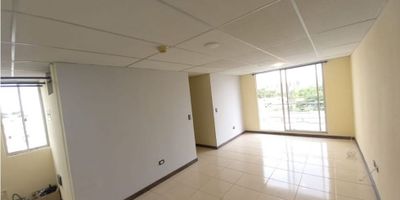 RENTA APARTAMENTO PEREIRA SECTOR GALICIA

Este hermoso apartamento de 67 M2 se encuentra ubicado en la ciudad de Pereira, en el departamento de Risaralda, una de las zonas con mayor crecimiento y desarrollo de Colombia. Su área construida y privada son de 67 M2, lo que lo hace perfecto para parejas o familias pequeñas que buscan comodidad, practicidad y un ambiente cálido y acogedor.

Además, cuenta con 3 amplias alcobas y 2 baños, lo que permite tener suficiente espacio para cada miembro de la familia y mantener la privacidad en todo momento. También cuenta con 1 garaje para mayor comodidad y seguridad.

En cuanto a sus características internas, este apartamento cuenta con un cómodo balcón, ideal para disfrutar de una taza de café y apreciar la hermosa vista panorámica de la ciudad. También tiene un baño auxiliar y uno en la habitación principal, lo que facilita la vida de los habitantes y evita posibles incomodidades. Además, cuenta con un calentador para los días más fríos, clósets en cada habitación para un óptimo almacenamiento y una cocina integral completamente equipada.

Otras características importantes son su doble ventana que permite una buena iluminación y ventilación, su sistema de electricidad y gas domiciliario para mayor comodidad, y su suelo de cerámica y mármol que le dan un toque de elegancia y fácil mantenimiento.

Entre las características externas, se destaca su acceso pavimentado, lo que facilita la movilidad y evita daños en vehículos. Además, cuenta con una amplia área social con ascensor, ideal para disfrutar de momentos en familia o con amigos. También se encuentra cerca de la zona urbana y cuenta con un sistema de circuito cerrado de televisión y parqueadero para visitantes, lo que garantiza la seguridad de los habitantes y sus visitantes.

Otro punto a destacar es su cercanía a parques y zonas verdes, ideales para realizar actividades al aire libre y disfrutar de la naturaleza. También cuenta con pisci