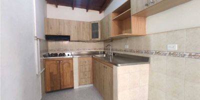 ¿Buscas un inmueble amplio, bien distribuido y con una ubicación estratégica en Medellín? Este apartamento en el sector Santa Fe es una excelente alternativa para quienes desean comodidad, espacios generosos y un entorno con excelente movilidad en el día a día.

Con 180 m², este inmueble ofrece ambientes amplios que permiten vivir con libertad y organización. Cuenta con 3 habitaciones, de las cuales 2 tienen closet, lo que lo convierte en una opción ideal para familias, grupos de trabajo en casa o personas que buscan más confort. Dispone de 2 baños, una cocina semi-integral funcional y una zona de ropas independiente, que facilita las tareas del hogar. El piso en cerámica brinda frescura y fácil mantenimiento, mientras que la red de gas garantiza un uso eficiente de los servicios. Además, incluye un balcón, perfecto para ventilar, recibir luz natural y disfrutar de un espacio adicional dentro del hogar.

El edificio no cuenta con portería, ascensor, terraza, parqueadero ni cuarto útil, características que permiten mantener costos de administración accesibles y preservar un ambiente residencial tranquilo. La amplitud del apartamento compensa ampliamente estas características, permitiendo adaptar cada espacio según las necesidades de quienes lo habiten.

Su ubicación es uno de sus mayores atractivos: está cerca de Comfenalco, la Terminal del Sur y el Aeropuerto Olaya Herrera, zonas con excelente conectividad, comercio variado, rutas de transporte público, supermercados y servicios esenciales. Su estrato 3 representa una excelente relación entre economía y calidad de vida.

Un lugar ideal para quienes necesitan amplitud, comodidad y cercanía a los puntos clave de la ciudad.

Código del inmueble: (R16885)
