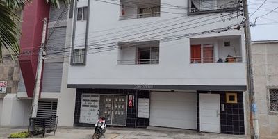 Apartamento en arriendo, barrio comuneros, cuarto piso, ubicación interior, 60 metros cuadrados. 2 alcoba con closets, 1 baño auxiliar, división en acrílico, cocina integral, estufa y extractor, sin horno, sin calentador, zona de ropas, parqueadero asignado no. 403 cubierto para carro. pisos cerámica y pintura blanco tipo 1. Acceso al edificio con llave de seguridad y control para garaje, citófono, sin ascensor, circuito cerrado de tv, precio de oportunidad, negociables.