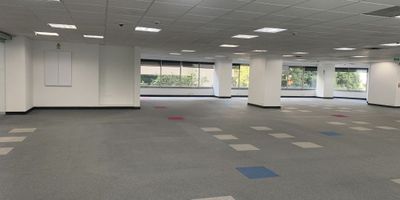 Se arrienda espectacular oficina amoblada de 538 m² en el exclusivo sector de El Nogal, ubicada en un edificio corporativo de alta categoría que ofrece confort, elegancia y máxima seguridad. La propiedad cuenta con 11 parqueaderos y acceso a 5 ascensores, garantizando movilidad fluida y total comodidad para colaboradores y visitantes. El edificio incorpora rigurosos protocolos de seguridad, detector de metales y vigilancia 24/7, brindando un entorno seguro, eficiente y altamente representativo. Una oportunidad ideal para empresas que buscan prestigio, visibilidad y un espacio listo para operar en una de las zonas más destacadas de la ciudad.