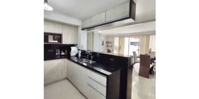 Para mayor información escribanos vía WhatsApp y uno de nuestros agentes inmobiliarios te atenderá.
APARTAMENTO UBICADO EN EL NORTE, BARRIO LA FLORA, OCTAVO PISO, CON ASCENSOR, ESTRATO CINCO, ÁREA: 104 MTS2. CONSTA DE SALA COMEDOR, TRES HABITACIONES, TRES BAÑOS, DOS PARQUEADEROS EN LINEA, COCINA INTEGRAL TIPO AMERICANO, BALCÓN, BAÑO SOCIAL, ESTUDIO, ZONA DE LAVANDERÍA.
EN CONJUNTO RESIDENCIAL, CON ZONA SOCIAL, GIMNASIO, TURCO, PISCINA, SALON SOCIAL, ZONA INFANTIL Y SIN ZONAS VERDES.
