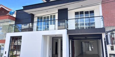 ¡Espectacular casa remodelada en venta en el sector El Buque!

Esta impresionante propiedad de tres niveles, con 320m² construidos, es la opción ideal para quienes buscan amplitud, confort y una ubicación estratégica.

Distribución destacada:

Cuatro habitaciones, cada una con clóset privado y balcón

Cuatro baños modernos y funcionales

Estudio perfecto para oficina o sala de trabajo

Cuarto de ropas independiente
