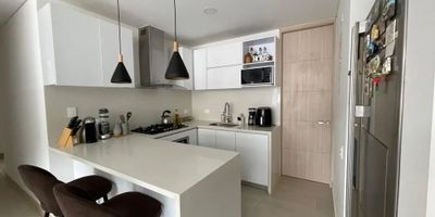 Para mayor información escribanos vía WhatsApp y uno de nuestros agentes inmobiliarios te atenderá.
Se alquila lindo apartamento: 107 m2, 2 parqueaderos independientes, depósito, 2 habitaciones, 4 baños, estudio, sala-comedor, vestier en habitación principal, zona de lavado, vista a Cristo Rey y las 3 Cruces, conjunto con piscina y zona social con vista a Cali, juegos infantiles, cancha múltiple y zona de mascotas, admon incluida en el precio.
