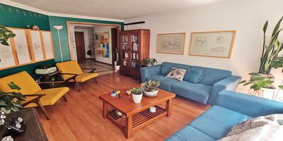 Vendo tranquilo apartamento interior en cuarto piso, consta de sala, estudio, comedor, baño social, cocina cerrada, cuarto y baño de servicio, tres habitaciones la principal con vestier y baño privado, dos garajes independientes y depósito. Cerca a comercio y restaurantes. Av 94, NQS, Cra 15.Calle 92.