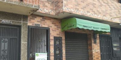 ¡Encuentra tu nuevo hogar en el corazón de San Gabriel, Itagüí!  Te presentamos este acogedor apartamento de 60m2, perfecto para aquellos que buscan comodidad y estilo a pasos de todo.  Sus 2 amplias y luminosas alcobas con closet te darán la privacidad que necesitas. Su baño completo es la solución ideal para tus necesidades diarias.  Su sala comedor es el espacio perfecto para recibir a la familia y amigos. Desde allí podrás disfrutar de la luz natural y las vistas a la zona verde gracias a su balcón. Su cocina semi integral equipada te permitirá preparar deliciosos platos. Además, cuenta con zona de lavandería para tu comodidad. Ubicado en el corazón del tranquilo barrio San Gabriel, a solo minutos encontrarás colegios, transporte público, supermercados y áreas verdes.  ¡Ven a descubrir tu nuevo hogar en esta ubicación privilegiada! Ponte en contacto para agendar una visita. #TuNuevoHogar #VivirEnSanGabriel