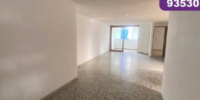Se vende apartamento ubicado en Barranquilla sector del barrio Porvenir , en edificio de construcción tradicional sin ascensor, el edificio cuenta con 4 pisos y el apto esta ubicado en el piso 4 - posee un área privada 105.09 mt2  - 2 amplias habitaciones 2 baños , Estudio cerrado con posibilidad de adecuarse a una 3 habitación, cuarto y baño de servicio, buena distribución en sus áreas con buenos acabados , Posee un parqueadero asignado. su entorno es fresco y acogedor, además cuenta con gran iluminación natural, sector tranquilo y residencial con cómodas vías de acceso y facilidad al transporte publico cercano, sobre el sector puede encontrar supermercados, droguerías, parques, restaurantes y colegios cercanos