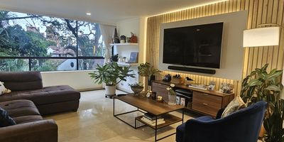 Vive el privilegio de una terraza privada en este espectacular apartamento de 133 m² construidos + 54.5 m² de área libre, ubicado en La Concha, El Poblado, a pocos minutos de Provenza, en un entorno silencioso y residencial, pero cercano a todo. Cuenta con 3 habitaciones, 2 baños completos + baño social, balcón en la alcoba principal, cuarto útil y 2 parqueaderos paralelos. Su mayor diferencial es la amplia terraza, ideal para disfrutar al aire libre, reuniones o momentos de descanso. El edificio ofrece portería 24 horas, piscina, zona húmeda, salón social, juegos infantiles y zona de mascotas. AL