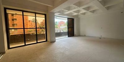 Amplio Local en segundo Piso. Sector Exclusivo de Laureles. Medellín Ubicado en uno de los sectores más importantes y transitados de Laureles, este local ofrece el espacio ideal, para oficinas, academias, consultorios, coworking o negocios de servicios. Características principales segundo piso en edificio, para estrenar- Amplio y luminoso espacio con excelente distribución -ventanal con hermosa vista y gran entrada de luz natural, 2 baños independientes, Cuarto útil o bodega de almacenamiento, Acabados modernos y elegantes sector de alta valorización y fácil acceso - Perfecto para empresas que buscan imagen, comodidad y ubicación estratégica en el corazón de Laureles.