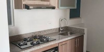  ¡Renta este exclusivo apartamento en Nueva Castilla 1! Descubre la comodidad y el estilo de vivir en un moderno apartamento de 50 m, ubicado en una de las zonas con mayor crecimiento y tranquilidad del occidente de Bogotá. 2 habitaciones amplias 2 clósets funcionales 2 baños modernos Sala-comedor con excelente distribución Cocina integral Ventana con vista exterior Parqueadero privado Parqueadero de visitantes Conjunto tipo club house para disfrutar de zonas sociales y recreativas Ubicación privilegiada A pocos minutos de la Avenida Ciudad de Cali, Ciudad Tintal, centros comerciales, parques, transporte y todo lo que necesitas para vivir con comodidad. Ideal para quienes buscan seguridad, confort y excelente conectividad.