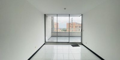 Codigo 29240. Apartamento En Venta Ubicado Medellín Sector Loma del Indio Características:• 3 habitaciones (principal con vestier y baño privado)• 2 baños• Sala y comedor• Cocina abierta integral con cubierta a gas y campana• Zona de ropas• Terraza + patio• Parqueadero doble lineal• Cuarto útil• Red de gas• Servicios públicos• 1 nivel• Área construida: 110 m²• Estrato 4Descripción:Este apartamento en venta en La Loma del Indio, Medellín, combina amplitud, iluminación y una distribución ideal para familias que buscan comodidad y conexión con zonas estratégicas de la ciudad. Su terraza y patio ofrecen un espacio perfecto para disfrutar de aire libre, plantas o reuniones sociales.La zona social integra sala, comedor y una cocina abierta con mesón en granito, equipada con cubierta a gas y campana. La habitación principal incluye vestier y baño privado con cabina en vidrio templado. Las alcobas auxiliares cuentan con clóset y pisos en cerámica.El apartamento se encuentra en excelente estado, dentro de una unidad completa y con gran acceso vial hacia Las Palmas y el Oriente Antioqueño.Entorno:– Mall El Indio– Acceso inmediato a la Avenida Las Palmas– Conexión rápida con el aeropuerto JMC y el Oriente Antioqueño– Cerca de San Diego y servicios comerciales– Sector residencial tranquilo y con alta demanda Zonas comunes:Portería 24 horas, lobby, piscina para adultos, parque infantil, gimnasio, salón social, cancha y parqueadero de visitantes.Dos ascensores por torre. Nota:Disponibilidad inmediata.Administración: $500.000