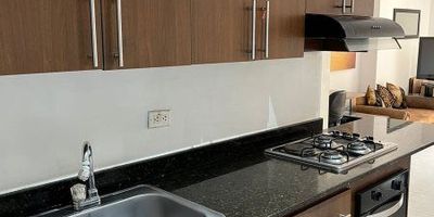 Área 55 mts, cocina integral, 1 alcoba, 1 baño, balcon, sala comedor, zona de ropa, no cuenta con parqueadero, 6 piso con ascensor.