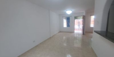 Descubre esta casa de 112 metros cuadrados distribuidos en sala-comedor, cocina Integral, baño auxiliar, estudio, 3 habitaciones, 2 baños, cuarto de servicio con baño, area de labores, terraza, patio y 1 especio para parqueo. ¡Aprovecha esta oportunidad! Contáctanos para agendar una visita y conocer tu futuro hogar.