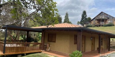 Casa finca vía al aeropuerto Hermosa casa finca con amplios espacios y un ambiente campestre ideal para quienes buscan tranquilidad y contacto con la naturaleza. Cuenta con 180 m², dos alcobas, incluida una habitación principal con baño privado, sala comedor de excelente iluminación, baño social y un acogedor estudio con jacuzzi, perfecto para relajarse.Disfruta de una espectacular zona verde, ideal para descanso, actividades al aire libre y momentos en familia. Un lugar perfecto para vivir rodeado de paz, aire puro y comodidad, con fácil acceso por la vía al aeropuerto.