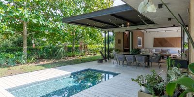 Esta casa campestre es  la denominación perfecta de equilibrio entre lo contemporáneo y lo atemporal, pensada para quienes buscan vivir el diseño en su máxima expresión, mediante acabados de lujo, formas y texturas perdurables, así como el uso de colores neutros dominantes y materiales  industriales expuestos que encajan con todo tipo de tendencias y se complementan armónicamente con la naturaleza.

Su enfoque minimalista da prioridad a la luz, el aire natural y la organización. Sus espacios amplios se despliegan en torno a jardines internos y externos que se conectan de manera fluida con la estructura. Su arquitectura, sin duda, favorece que cada elemento, pensado milímetricamente, tenga su lugar y su importancia en el conjunto.

Esta casa, por sí misma, es auténtica, moderna, sofisticada e inspirada en la belleza del entorno. 

Describirla no es suficiente, por eso te invitamos a conocerla y descubrir el carácter de cada uno de sus ambientes. Además, a enamorarte de su patio interior, espejos de agua, espectacular jacuzzi y oficina independiente y privada.

Cuenta con alcoba de servicio completa.

Ubicada en exclusivo condominio cerrado en Cerritos.

 
