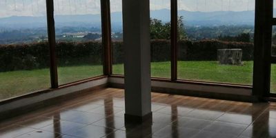 Finca en la vereda El Carmín Amplia y cómoda finca con excelente distribución. En el primer piso cuenta con sala y comedor de gran tamaño, una alcoba, baño social con ducha, cocina y zona de ropas. En el segundo piso dispone de tres alcobas, sala de estar amplia y dos baños.La propiedad ofrece un generoso espacio exterior con parqueadero para aproximadamente 15 vehículos, manga ideal para mascotas y cerca de 300 m² de zona verde. Área construida aproximada de 160 m².