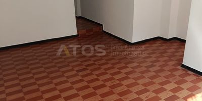 Atos Inmobiliaria vende esta casa de tres niveles ubicada en el sector La Fuente. En el primer piso encontrarás sala-comedor, cocina semiintegral y un baño; en el segundo nivel cuenta con tres habitaciones y un baño adicional; y en el tercer piso dispone de un amplio patio de ropas. Son espacios iluminados, remodelados y con excelente distribución. ¡Una gran oportunidad a muy buen precio! No esperes más, contáctanos y agenda tu cita.