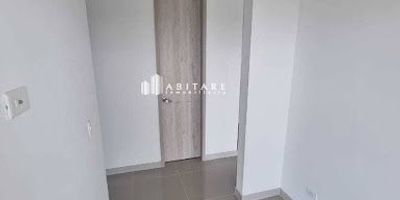 VENTA DE APARTAMENTO EN SERENA DEL MAR, ZONA NORTE CARTAGENA DE INDIAS. Moderno apartamento, cuenta con  83.86 m, dos alcobas, zona social luminosa y acabados contemporáneos. Cocina moderna, excelentes vistas y ambientes confortables. Incluye parqueadero privado, un plus ideal para la zona. ¡Perfecto para vivir con comodidad y estilo desde el primer día!