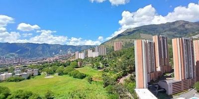 Descubre este acogedor apartamento de 88M2, ideal para tu familia. cuenta con 3 cómodas alcobas, todas con excelente iluminación natural y closets funcionales. dispone de 2 baños bien distribuidos, una amplia sala-comedor perfecta para compartir en familia, y un patio de ropas independiente que brinda mayor comodidad. su diseño optimiza cada espacio, ofreciendo confort y practicidad. ubicado en un conjunto residencial con excelentes zonas comunes piscina, gimnasio, salón social, parque infantil y vigilancia 247.cercano a colegios, transporte y comercios. ¡una oportunidad única para vivir con calidad y tranquilidad! Uso del Inmueble.